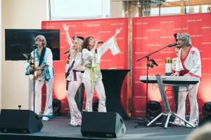 Adventkonzert Abba Xmas Show Bild 37